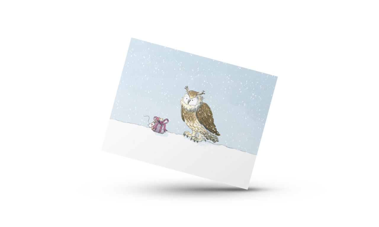 Postkarte Vorderseite Motiv mit einer Eule und einer Maus mit Geschenk als Weihnachtskartenmotiv, illustriert von Victoria Muller